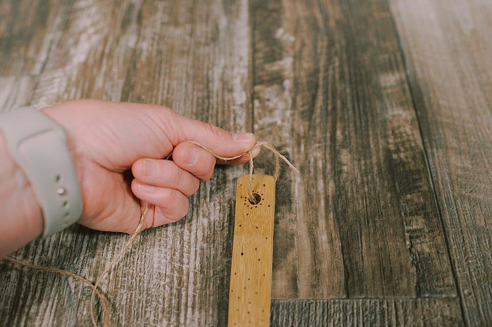 Learn how to make a DIY woodburned wooden utensil wall hanging out of wood kitchen spoons by woodburning dots and arrows!