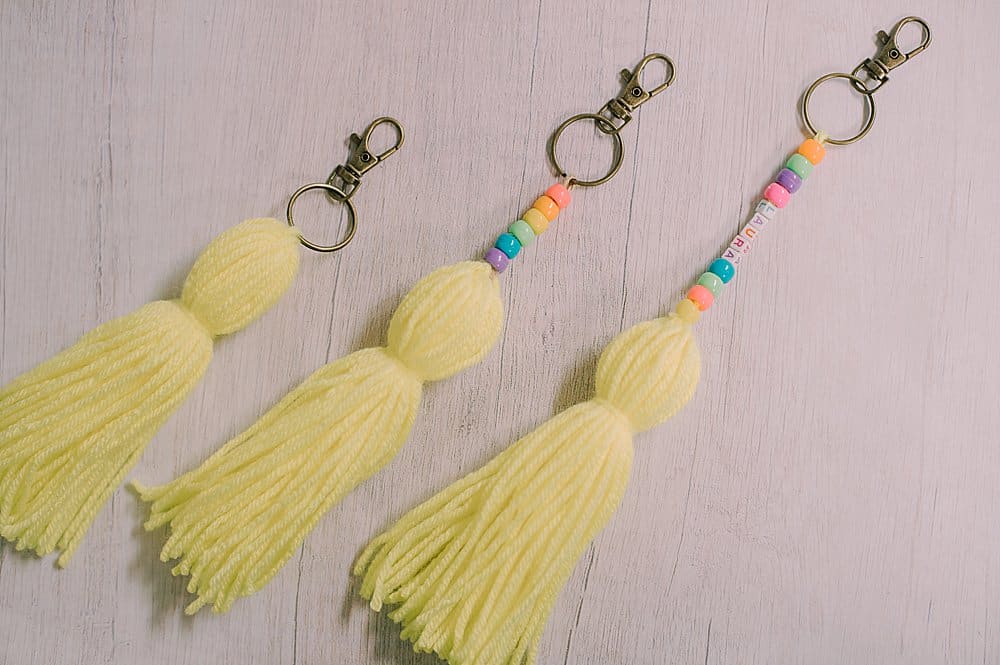 how to make back to school keychains with tassels made of yarn