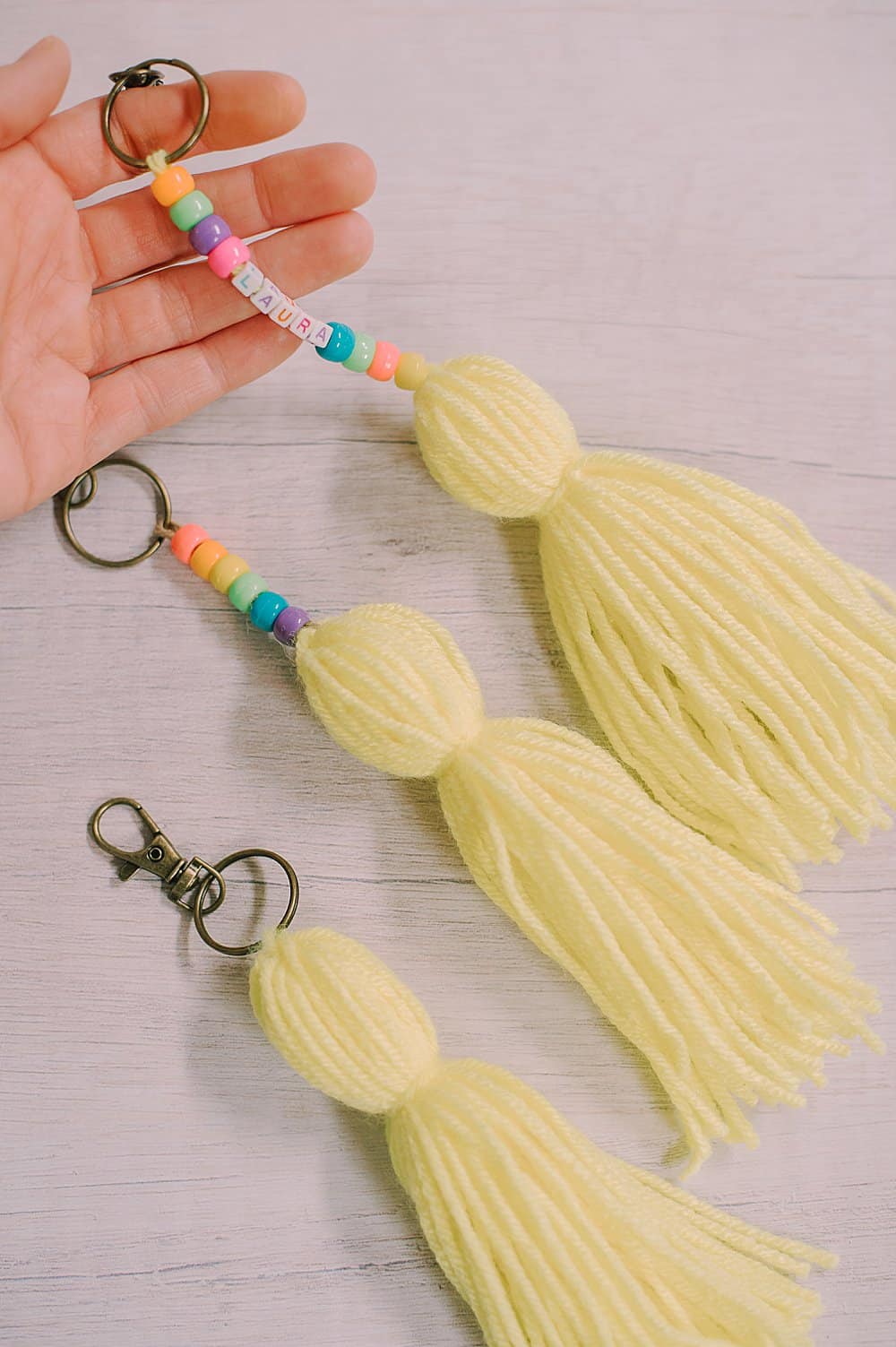 how to make back to school keychains with tassels made of yarn