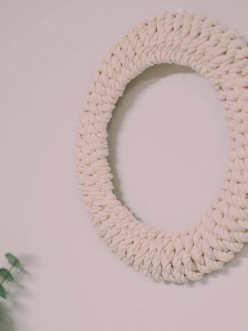How to make a rope wreath.
