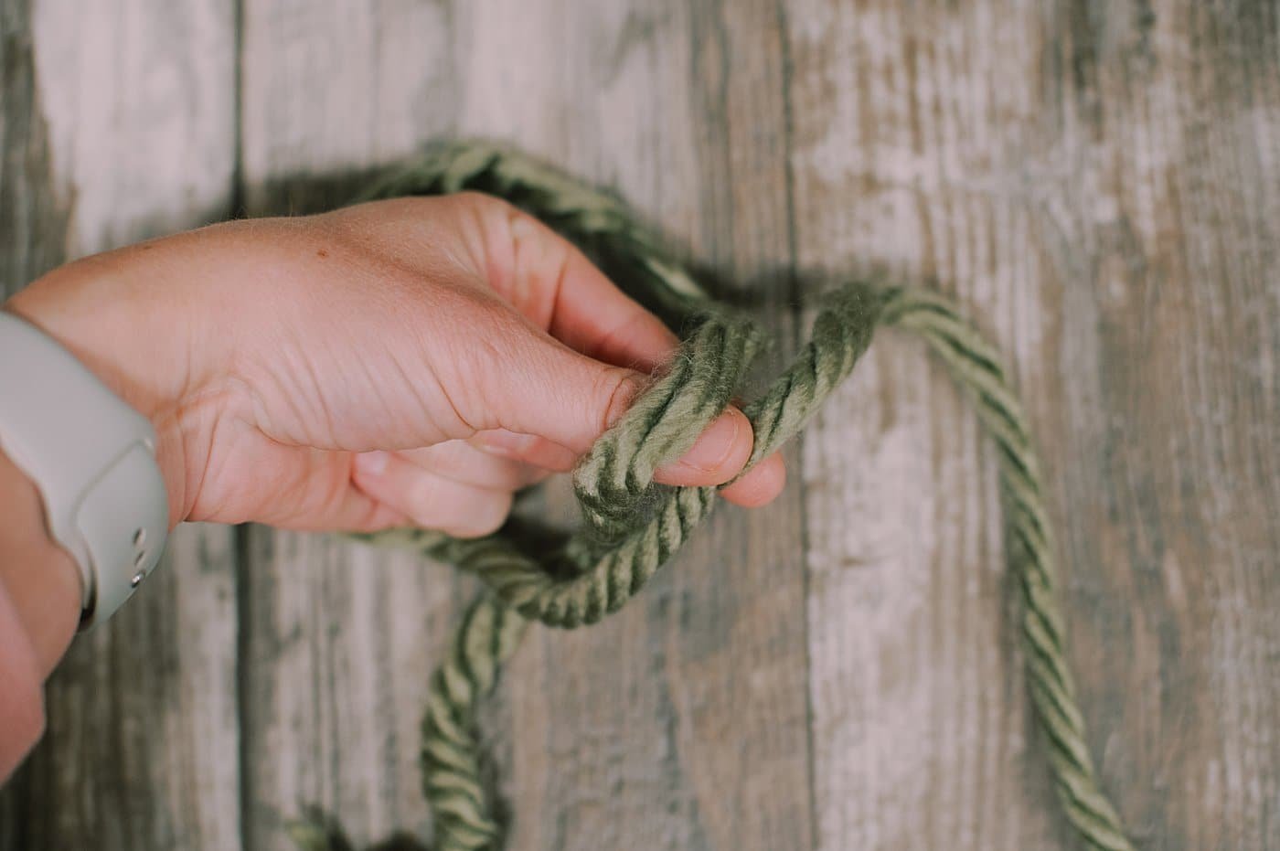 Make a slip knot to start the crochet chain stitch.