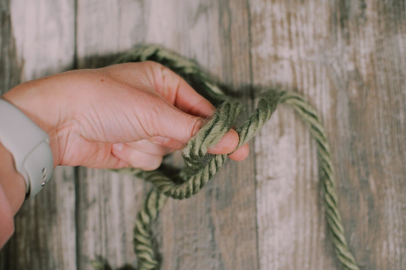 How to make a slip knot to start the crochet chain stitch.