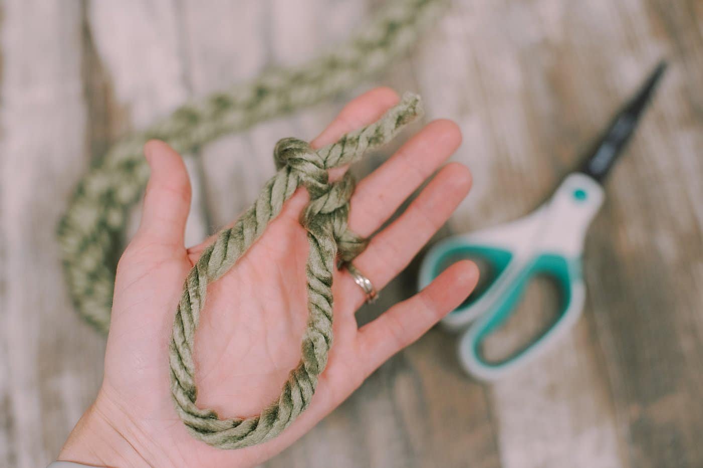 DIY Finger Knit Garland with Chunky Yarn.