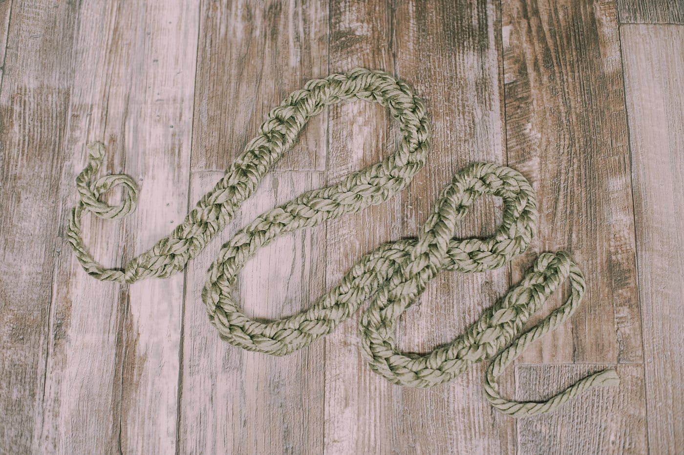 DIY Finger Knit Garland with Chunky Yarn.