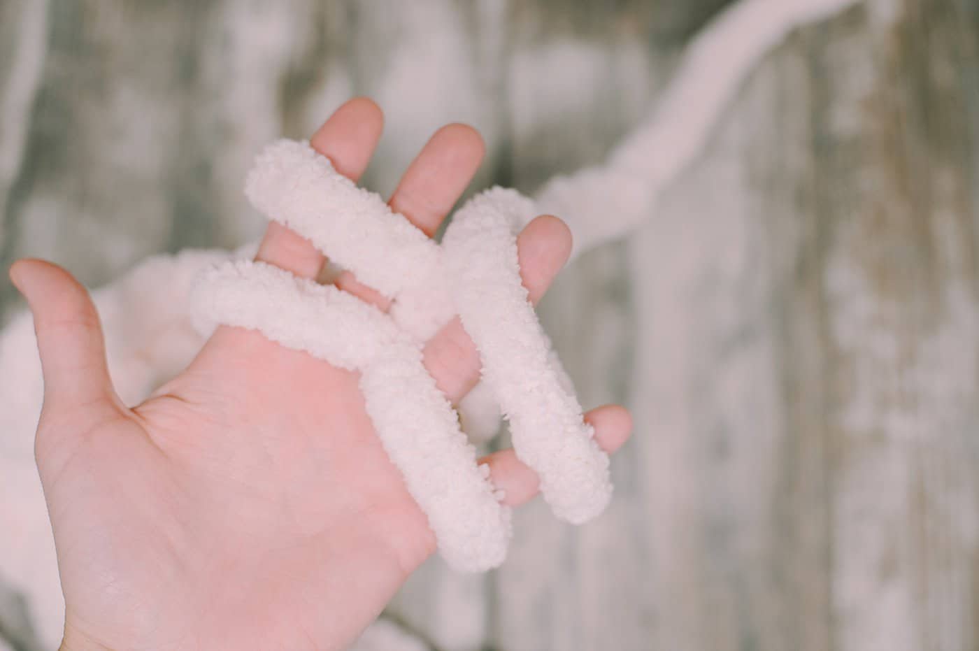 DIY Finger Knit Garland with super Chunky Yarn.