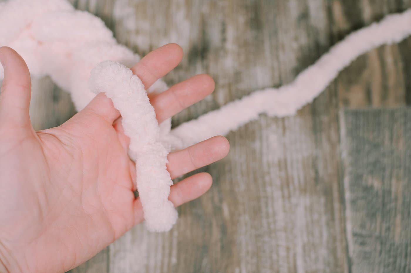 DIY Finger Knit Garland with Chunky Yarn.