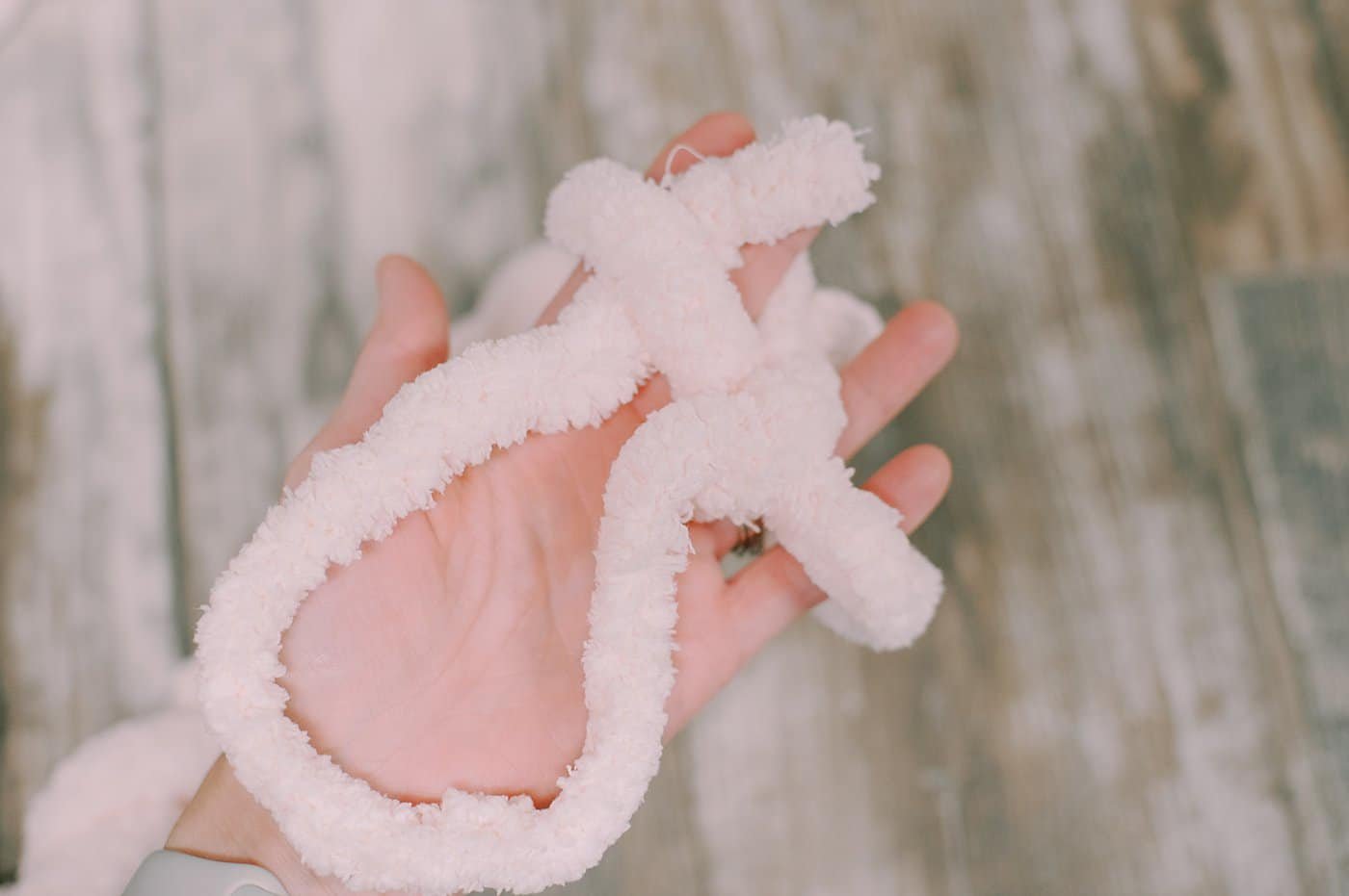 Casting off DIY Finger Knit Garland with super Chunky Yarn.