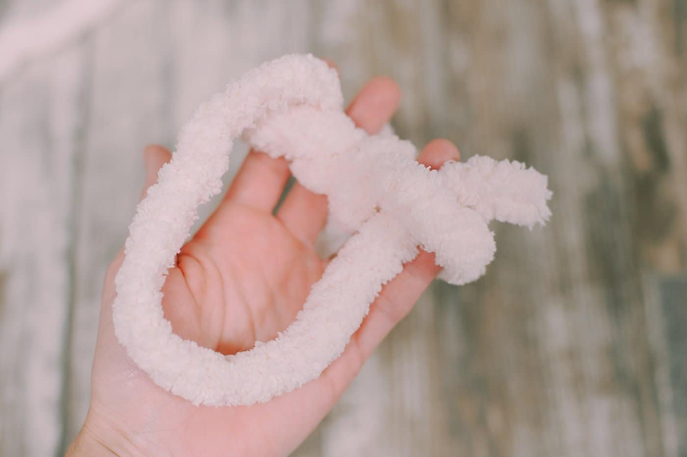 Casting off a DIY Finger Knit Garland with super Chunky Yarn.