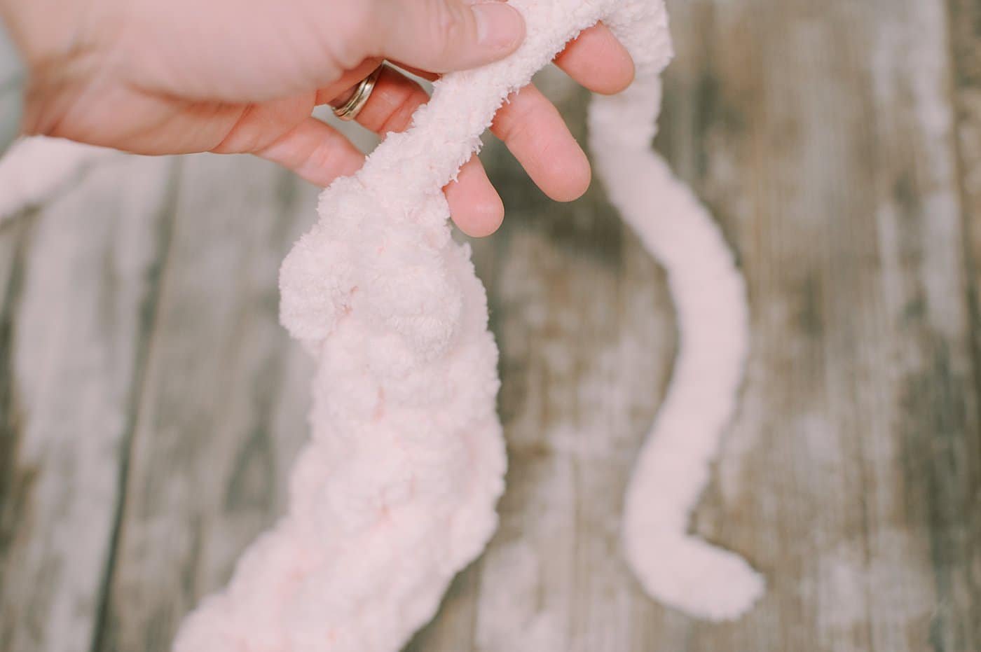 A DIY Finger Knit Garland with Chunky Yarn.