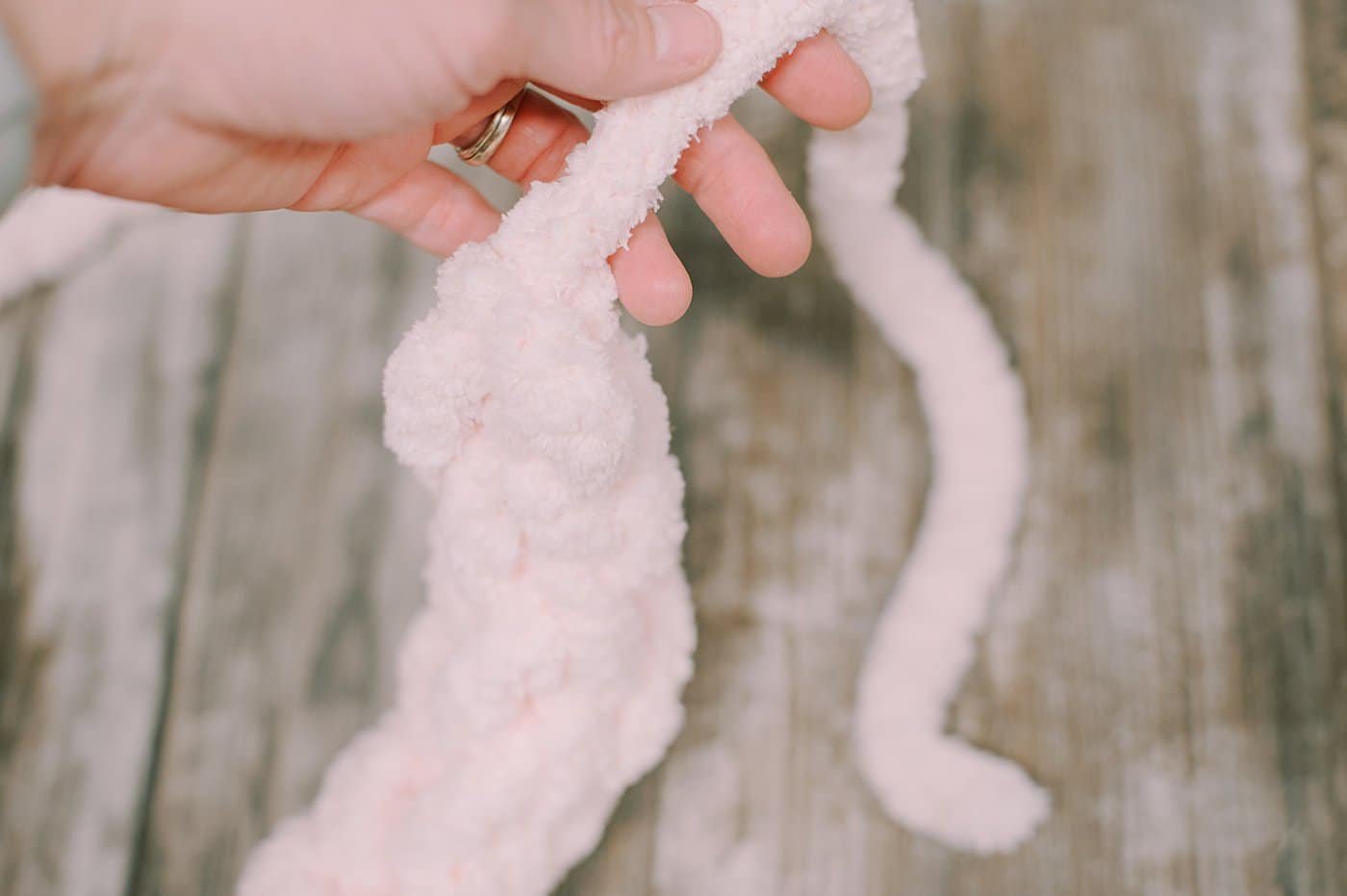 DIY Finger Knit Garland with Chunky Yarn.