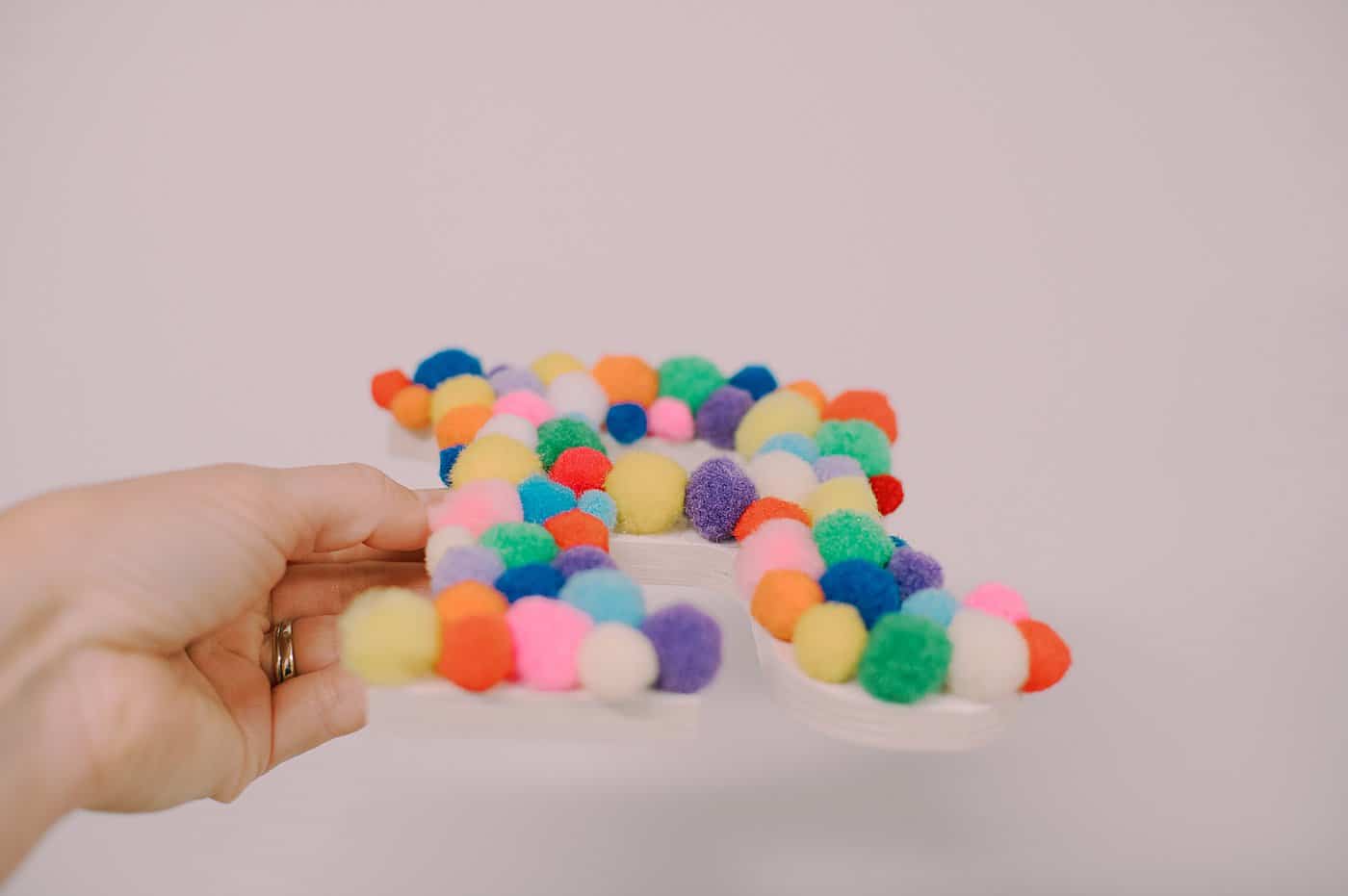How to make a pom pom letter R wooden kids' room decor.