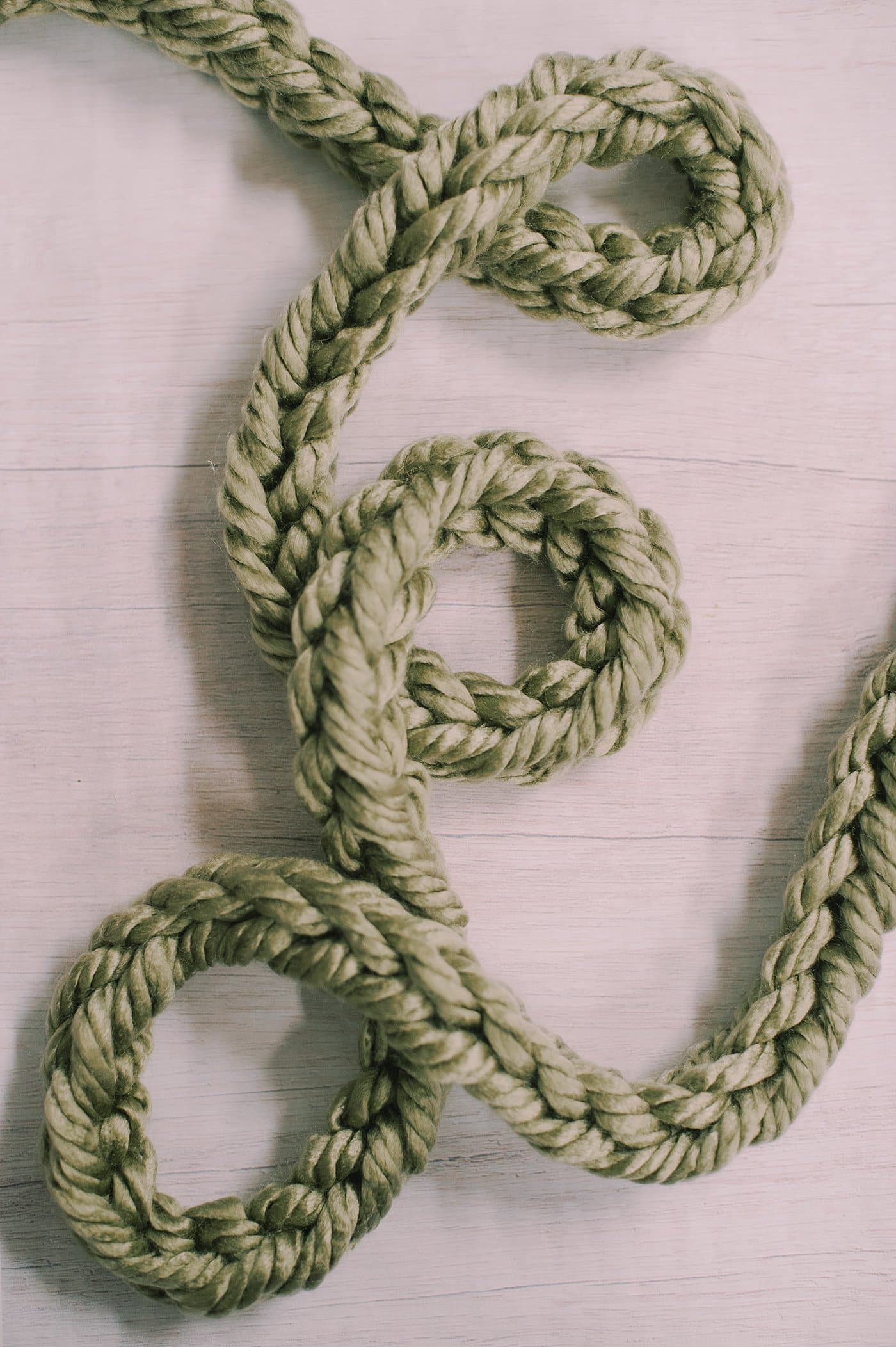 A DIY Finger Knit Garland with Chunky Yarn.