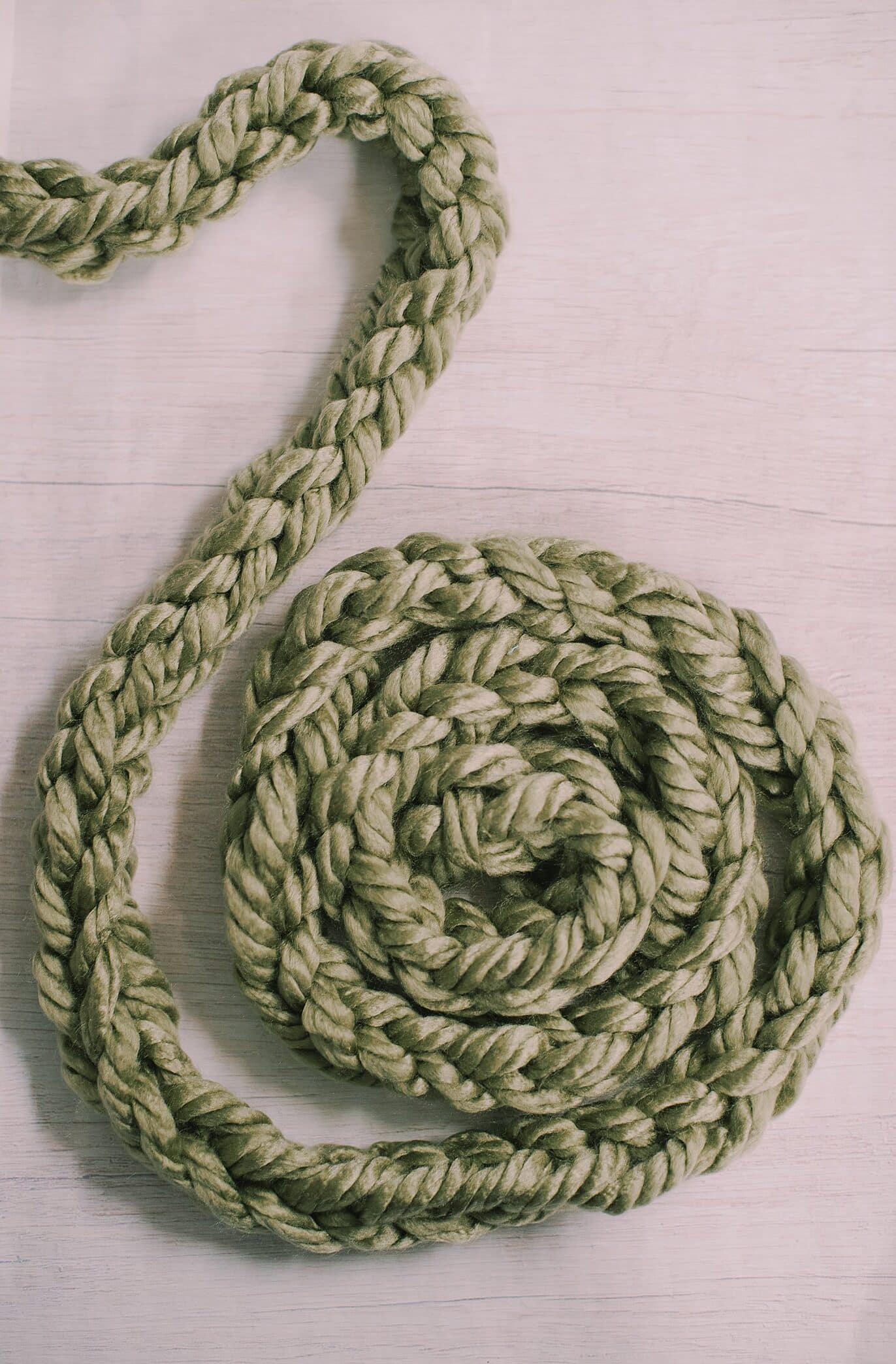 A DIY Finger Knit Garland with Chunky Yarn.