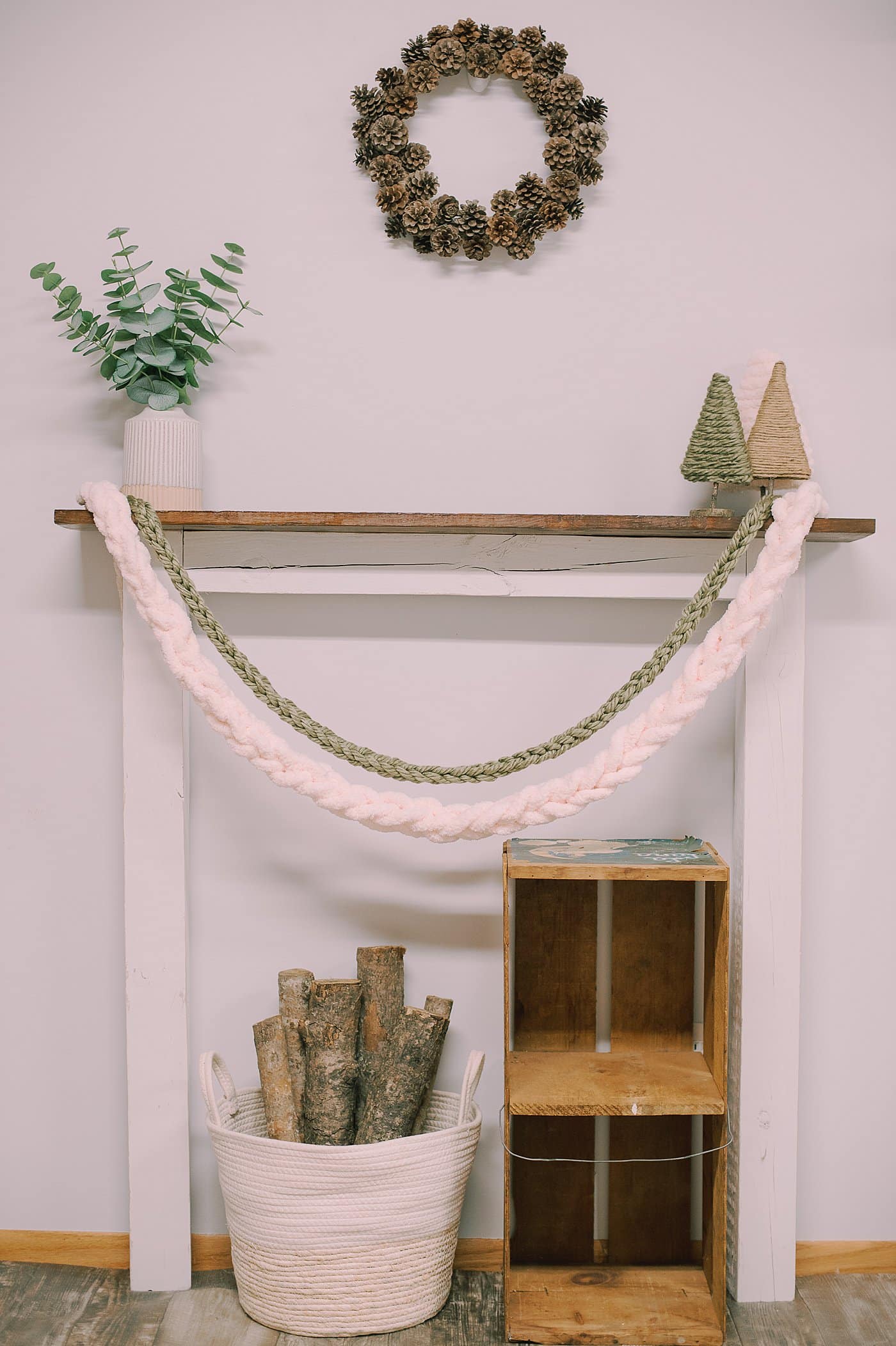 DIY Finger Knit Garland with Chunky Yarn.