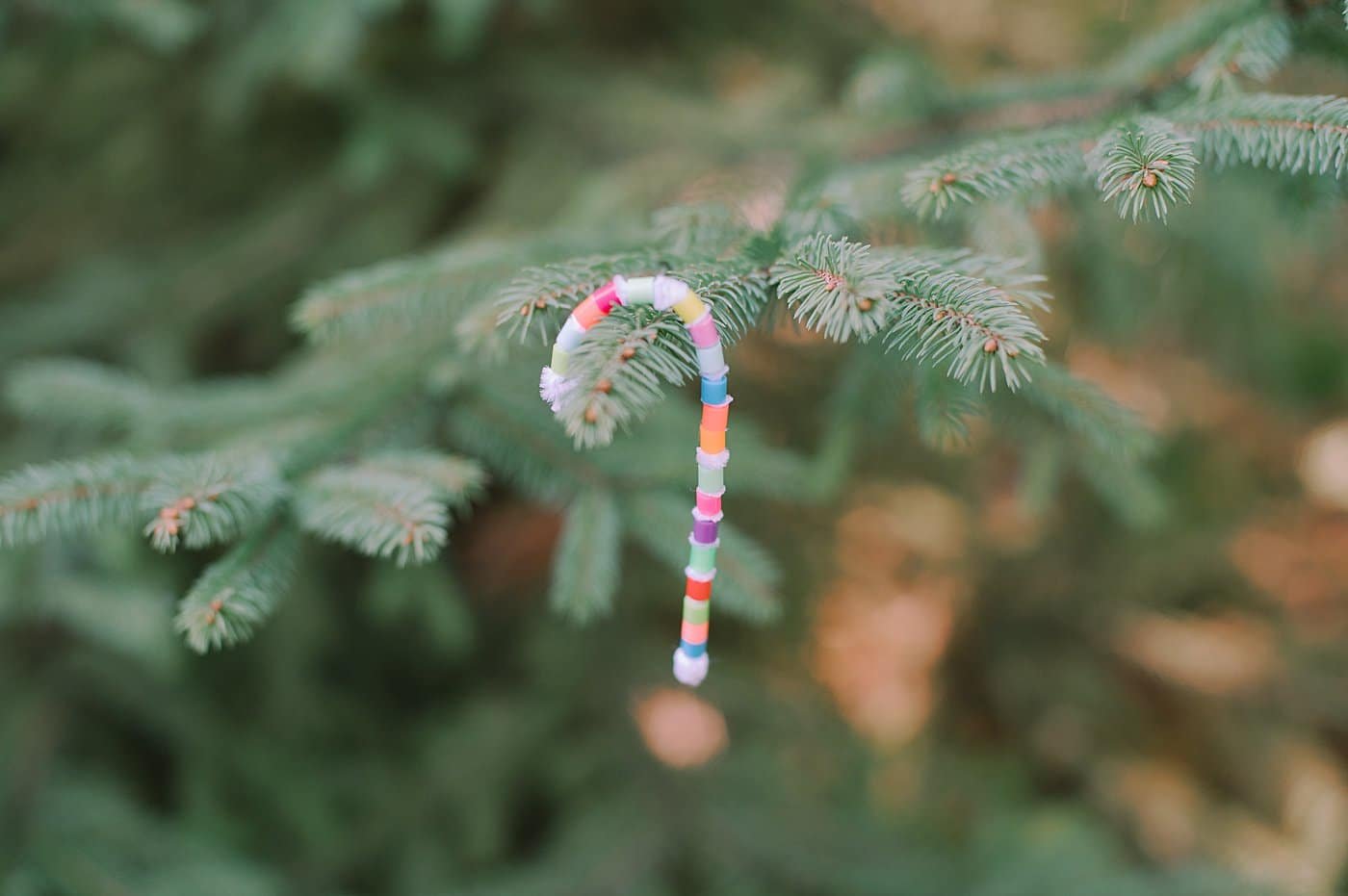 How to make perler bead pipe cleaner snowflake ornaments using white pipe cleaners and colorful perler beads.