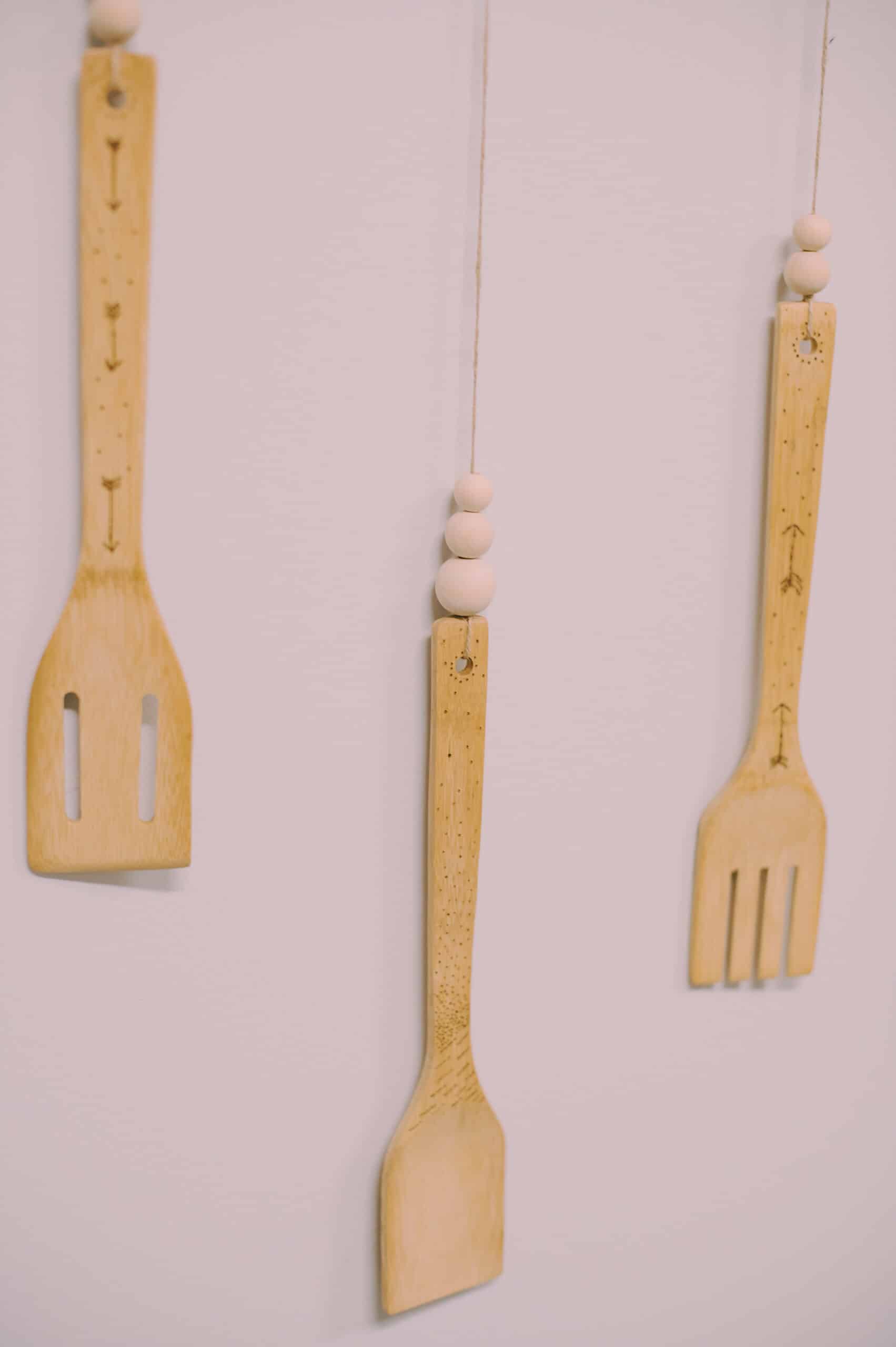Learn how to make a DIY woodburned wooden utensil wall hanging out of wood kitchen spoons by woodburning dots and arrows!