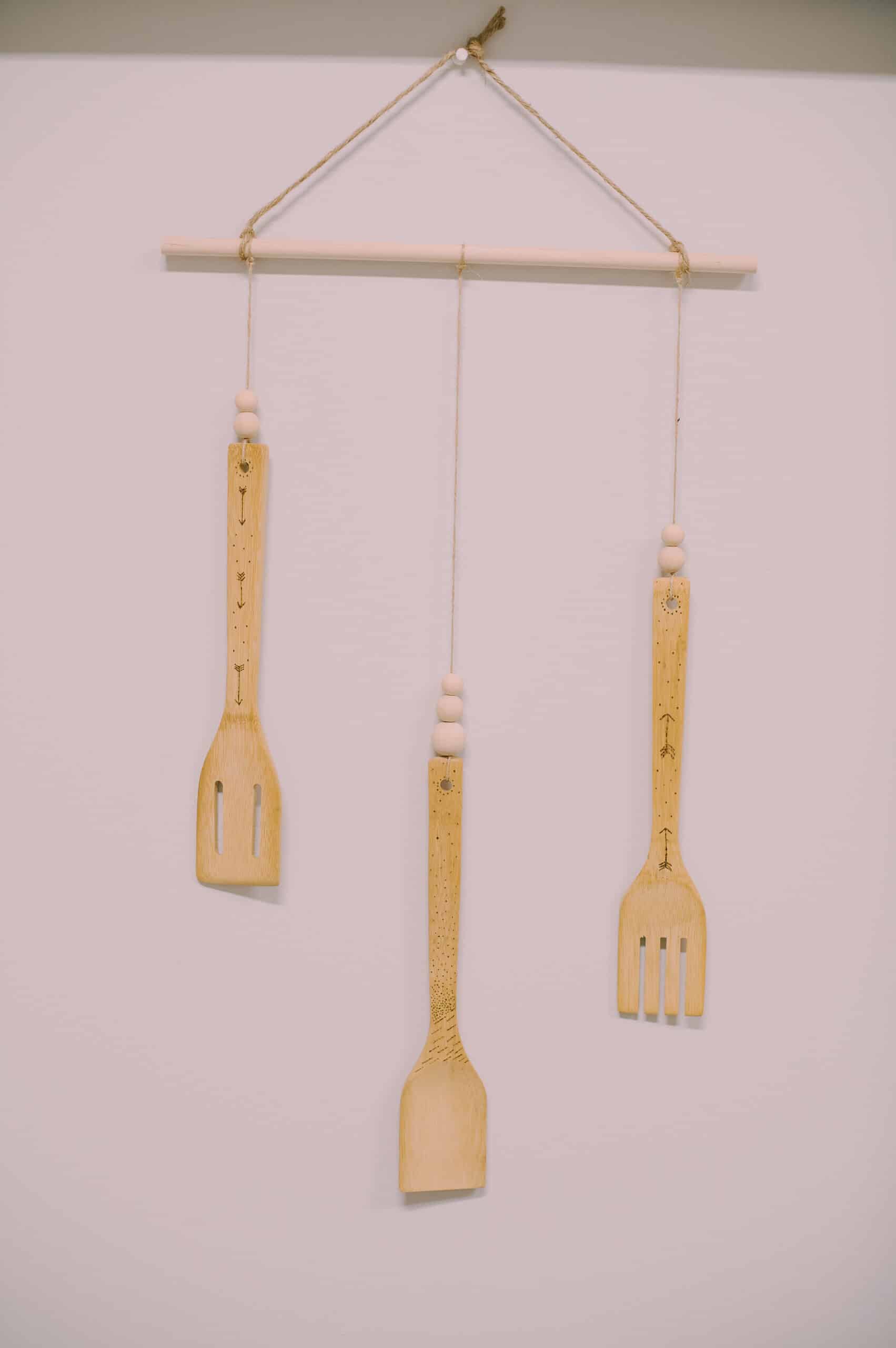 Learn how to make a DIY woodburned wooden utensil wall hanging out of wood kitchen spoons by woodburning dots and arrows!