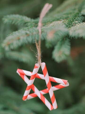 How to Make a Drinking Straw Star Ornament for the Christmas Tree.