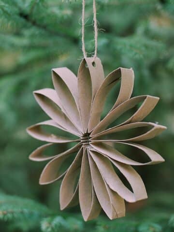 Learn how to take old toilet paper cardboard tubes and make recycled DIY toilet paper roll flower ornaments!