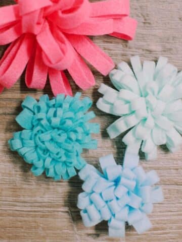 Colorful felt mums of different sizes and fringe thicknesses.